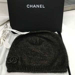 CHANEL 2020  Black w Gold Cashmere Interlocking CC Beanie w/ Tags